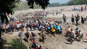 Migrantes realizan procesión en sur de México para pedir tránsito a EEUU