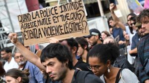 Miles de manifestantes salen a la calle en Francia para protestar contra la violencia policial