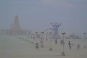 Miles de personas que estaban en un festival en el desierto de Nevada quedaron atrapadas por las lluvias (+Videos)