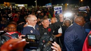 Miles de trabajadores se suman a huelga automotriz en EE.UU. - Yvke Mundial