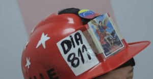 Ministerio Público investigará agresión contra abuela del casco rojo en Metro de Caracas
