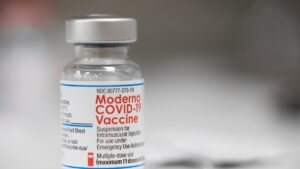 Moderna reduce producción de vacuna contra COVID-19