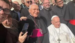 Monseñor Diego Padrón llega al Vaticano: será investido como cardenal