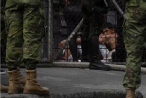 Motines en las cárceles de Ecuador: presos de seis penitenciarías mantienen secuestrados a 57 guardias y policías - AlbertoNews