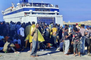 Ms de 5.000 personas llegan a Lampedusa en 110 desembarcos en 24 horas