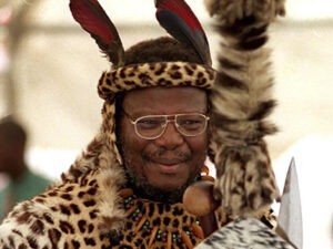 Muere Mangosuthu Buthelezi, el controvertido primer ministro del reino zulú en Sudáfrica
