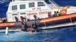 Muere un bebé de cinco meses tras volcar una embarcación con migrantes frente a Lampedusa