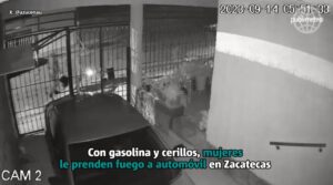 Mujeres enojadas incendiaron un vehículo con gasolina y todo quedó grabado (VIDEO)