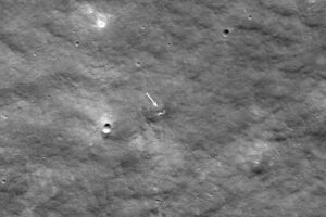 NASA logra imágenes de un nuevo cráter en la luna surgido tras la fallida misión rusa