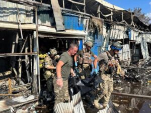 Nuevo crimen de Putin: al menos 16 muertos en un ataque ruso en un mercado del este de Ucrania - AlbertoNews