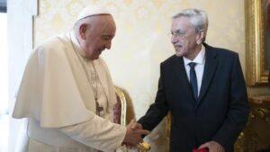 Papa Francisco recibió en el Vaticano al cantautor brasileño Caetano Veloso - AlbertoNews