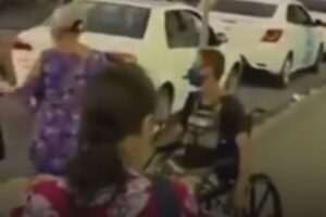 Pedía dinero en la calle en una silla de ruedas pero un susto le hizo el “milagro” de caminar (+Video)