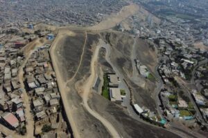 Perú derriba el “muro de la vergüenza” que separaba a los ricos de los pobres (+Videos)