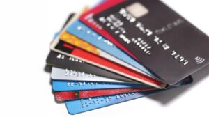 Por qué las tarjetas de crédito en bolívares "no sirven para nada" y qué hacen las personas en Venezuela para financiarse