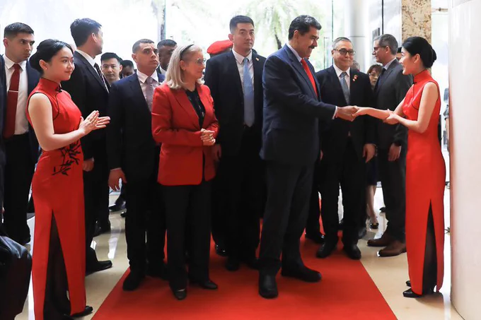 Presidente Maduro llega a China (+video)