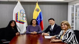 Presidente de la Federación Internacional de Gimnasia arriba a Venezuela