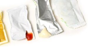 Qué hacer con los sobres 'sachets' de las salsas que envían en domicilios