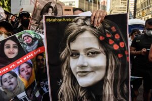 Régimen de Irán cerró un diario y condenó a periodistas por cubrir la muerte de Mahsa Amini, a días de su primer aniversario - AlbertoNews