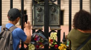 Reino Unido conmemora con mesura el primer aniversario de la muerte de Isabel II - AlbertoNews