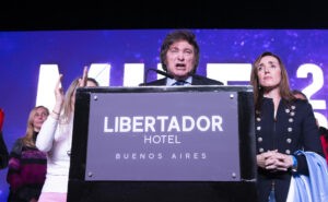 Revista liberal The Economist advirtió que Milei sería «un peligro para la democracia» en Argentina - AlbertoNews