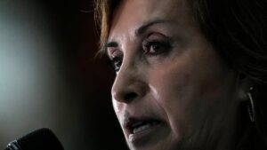 Presidenta de Perú asiste a fiscalía para declarar por muertes en protestas contra su gobierno, pero no responde preguntas