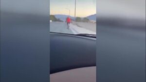 Roban un vehículo y graban el atropello intencionado a un ciclista en Las Vegas.
