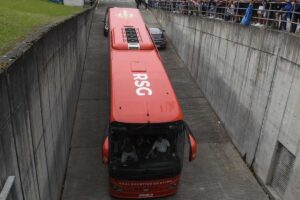 Rompen una luna del autobús del Sporting a su llegada a Oviedo