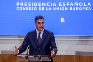 Sánchez cuestiona la vía judicial contra el 'procés' al preguntarle si mantiene el compromiso de juzgar a Puigdemont