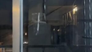 Se mudó y halló aterrador amuleto con forma de cruz en su nueva casa: esto ocurrió cuando lo tiró a la basura (VIDEOS)