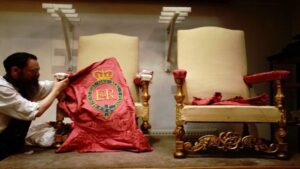 Seis pares de sillas de Coronación de Carlos III serán subastadas con fines benéficos