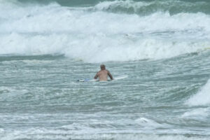 Surfista fue mordido en el rostro por un tiburón mientras practicaba en una playa del noreste de Florida