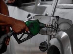 Surtir gasolina en Caracas se vuelve nuevamente una odisea: la kilométrica cola por combustible en La Trinidad (VIDEO)
