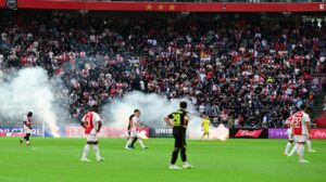 Suspenden duelo Ajax vs Feyenoord por lanzar bengalas al campo