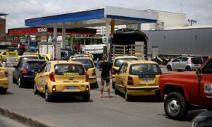 Taxis y gualas esperan el suministro de gas en Cali