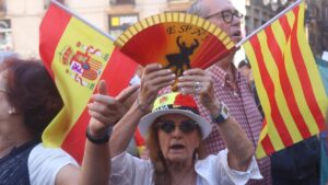 Terremoto Marruecos | Manifestantes contra la amnistía interrumpen el minuto de silencio por el Marruecos en la plaza Sant Jaume