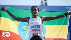 Tigist Assefa logra el récord de maratón y besa su zapatilla – DW – 25/09/2023