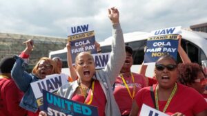 Trabajadores de tres plantas automotrices en Detroit se declaran en huelga