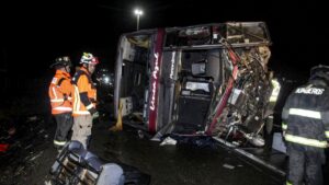 Tren choca con un pequeño autobús y deja siete muertos y varios heridos