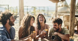 Tres tipos de amigos que hay que tener en la vida para ser feliz, según un profesor de Harvard