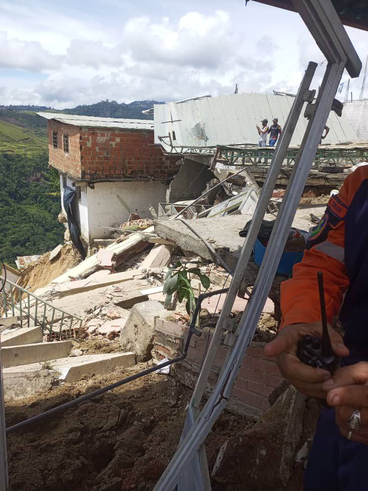 Tres viviendas se desplomaron en Petare por las lluvias (+fotos y video)