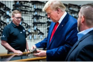 Trump arma fuego