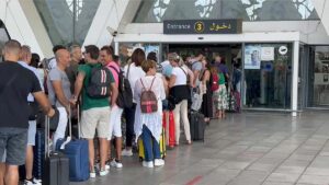 Turistas hacen largas filas en la terminal de salidas del aeropuerto de Marrakech