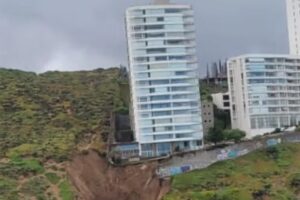 Un edificio de 17 pisos en Chile queda al borde del colapso luego de que las lluvias abrieran un enorme socavón a su lado (+Fotos)