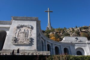 Un juez anula la licencia de obras para acceder a las criptas del Valle de los Caídos
