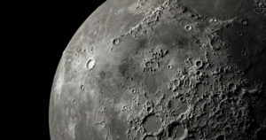 Una fuerza misteriosa podría estar generando agua en la Luna