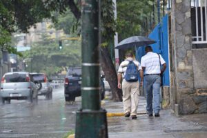 Usuarios reportan lluvias con granizo en Caracas este #27Sep