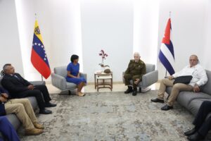 Venezuela y Cuba analizan cooperación en energía e industrias