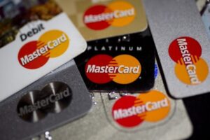 Visa y Mastercard evalúan subir las tarifas que pagan los comerciantes cuando aceptan las tarjetas