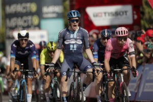 Vuelta a Espaa: Alberto Dainese gana el accidentado sprint de scar mientras Kuss sigue lder