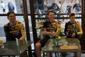 Vuelta a Espaa: El ciclista del Jumbo Nathan Van Hooydonck, en estado crtico tras un accidente de trfico
